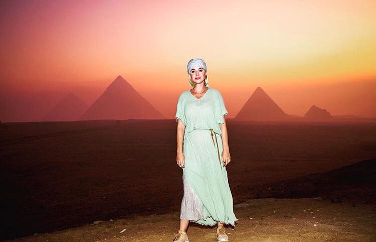 Katy Perry comemora aniversário de 35 anos no Egito