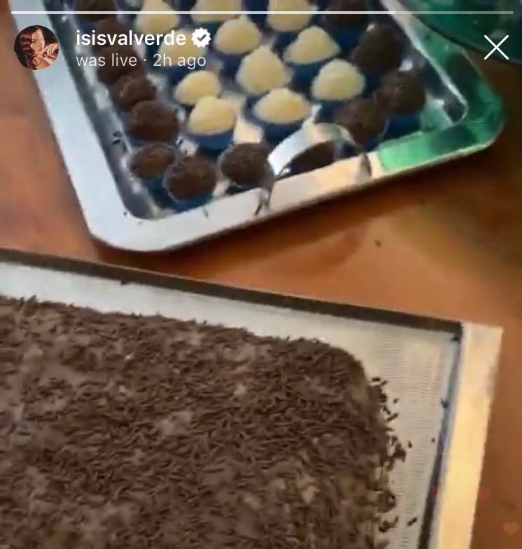 Isis Valverde fez questão de fazer o bolo e os docinhos para o primeiro aniversário de Rael. Ela fez uma live no Instagram mostrando o bolo de chocolate, os brigadeiros e beijinhos preparados por ela e sua família