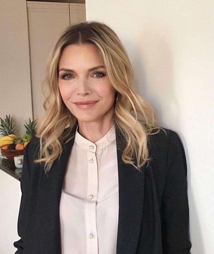 Aos 61 anos, Michelle Pfeiffer arrasa ao postar selfie sem maquiagem