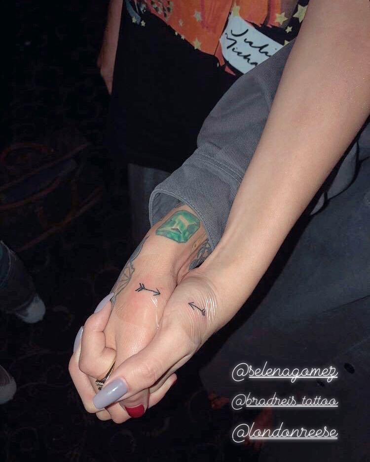 Selena Gomez e Julia Michaels fazem tatuagens combinadas