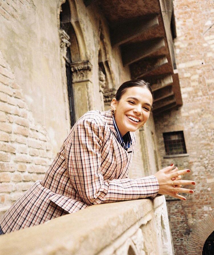 Bruna Marquezine visita ponto turístico italiano e pede sorte no amor