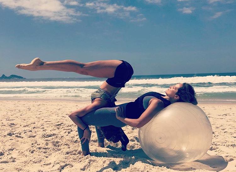 Grazi Massafera faz ioga na praia