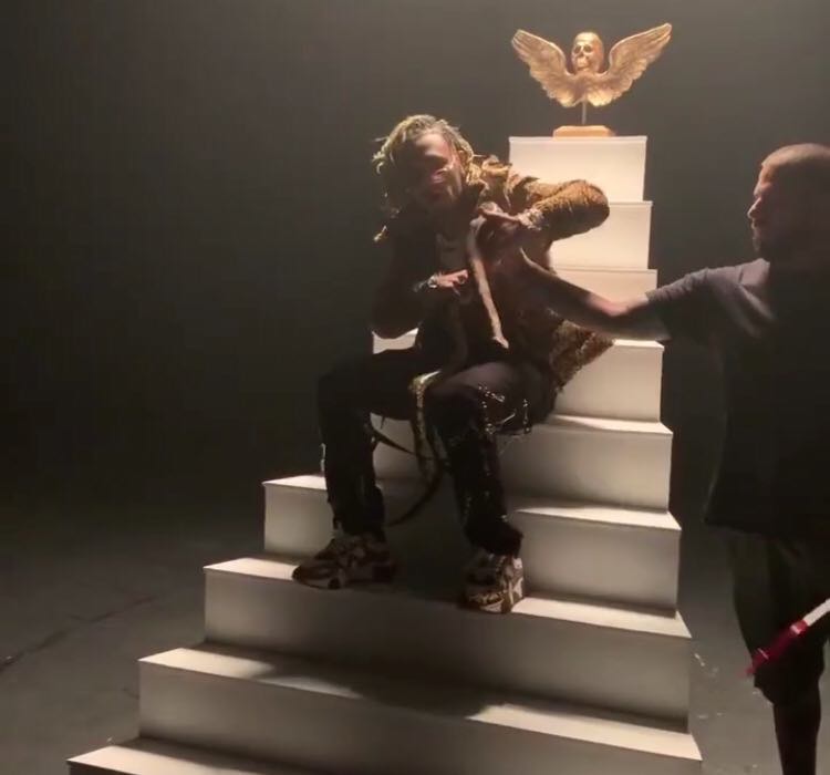 Vídeo: rapper Lil Pump é picado por cobra durante gravações de clipe