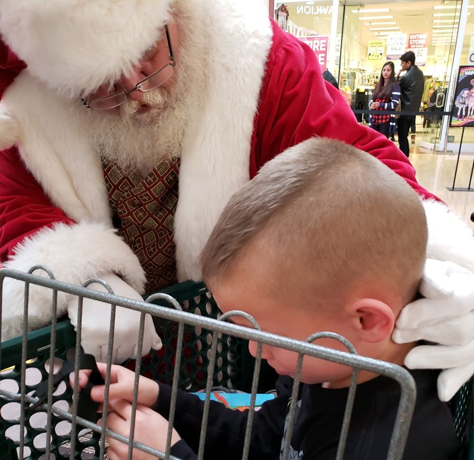 Papai Noel acalma menino com autismo que esperou 6 anos para conhecê-lo