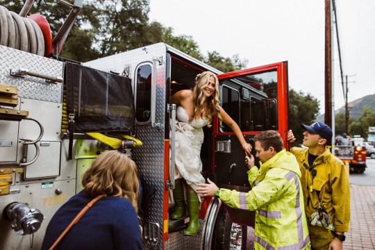 Noiva fica presa no trânsito e bombeiros a levam ao casamento