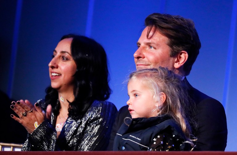 Bradley Cooper e a filha de 2 anos se vestem de avós para o Halloween