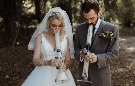 Casal fuma maconha em ensaio de casamento e viraliza