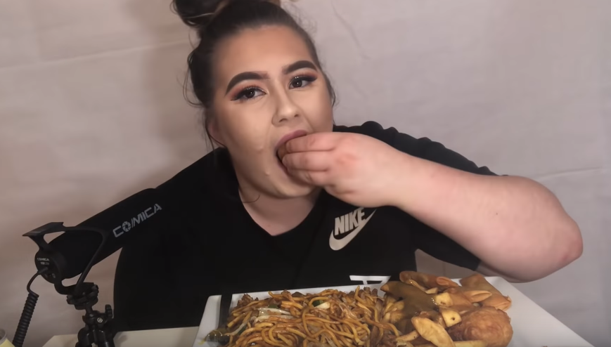 Jovem deixa carreira administrativa para gravar vídeos comendo fast food