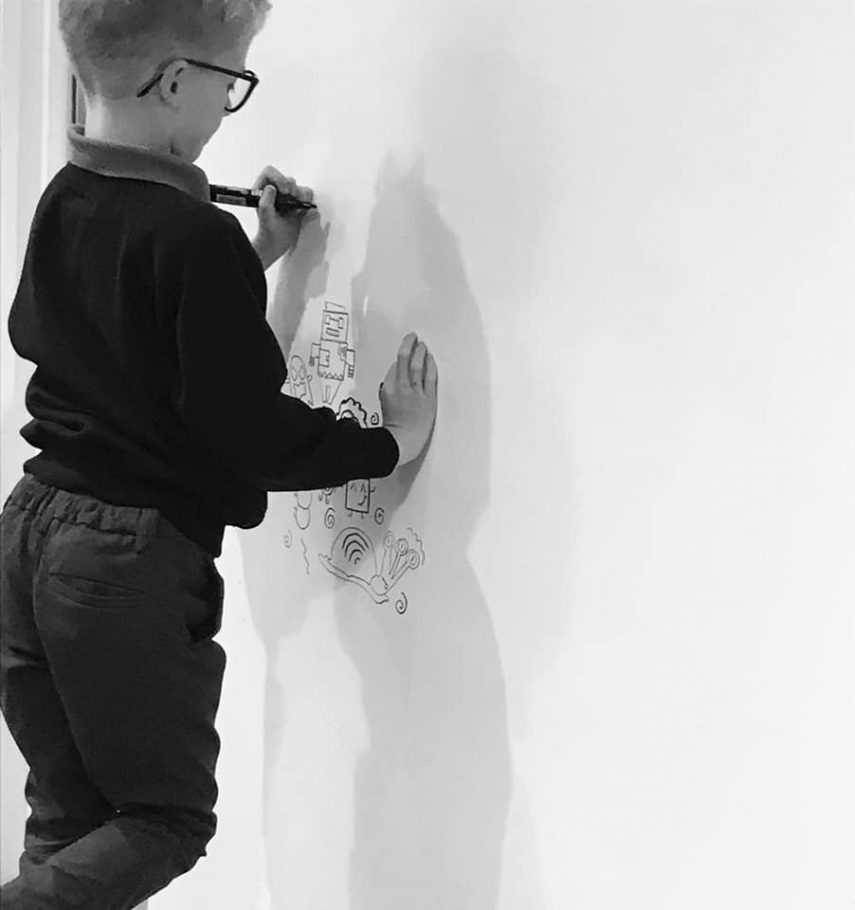 Com apenas nove anos, Joe Whale foi contratado por um restaurante inglês para decorar as paredes da sala principal. O menino já se envolveu em problemas na escola por desenhar durante a aula, mas os pais escolheram incentivar seu talento e o colocaram em uma escola de desenhos