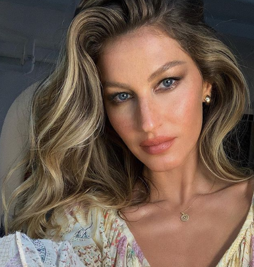 Gisele Bündchen exibe foto da infância e semelhança com filha impressiona
