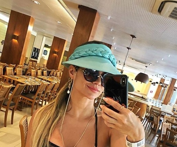 Kelly Key usa biquíni bem diferente e exibe barriga chapada em praia