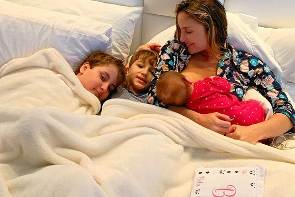 Claudia Leitte adora postar momentos fotos com os três filhos e o marido
