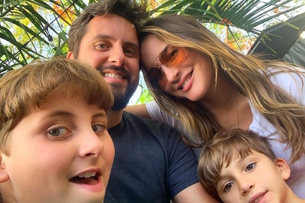 Claudia Leitte adora postar momentos fotos com os três filhos e o marido