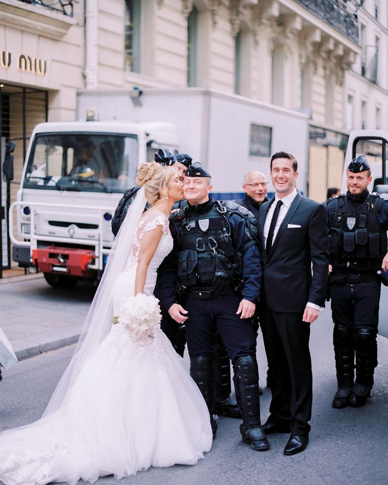Lisa e Tim Gillam conseguiram realizar um ensaio fotográfio de casamento em ruas vazias de Paris. E eles nem precisaram utilizar o Photoshop. No dia do ensaio, várias áreas foram fechadas devido aos protestos de Primeiro de Maio, mas o casal australiano conseguiu convencer os policiais a deixá-los furar a barreira e fazer uma rápida sessão de fotos