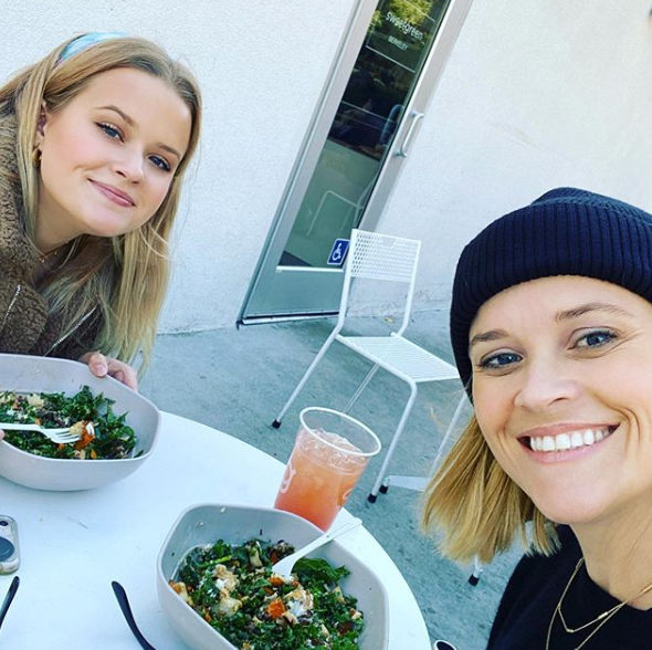 Reese Witherspoon posta foto com filha e confunde fãs: 'quem é quem?'