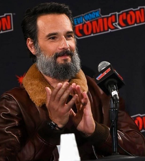 Rodrigo Santoro posta selfie nos bastidores com astro de 'Hellboy'