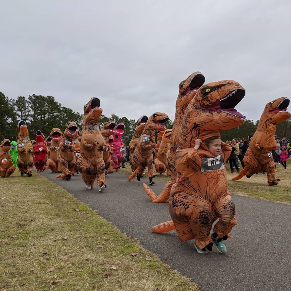 Nos EUA, há uma corrida anual de pessoas vestidas de Tiranossauro Rex