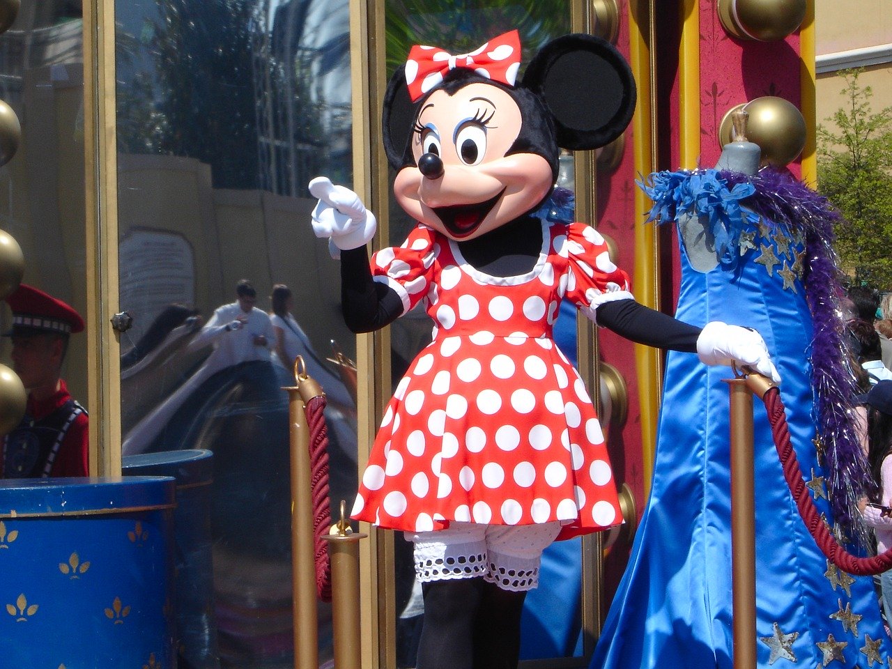 Mulher vestida de Minnie agride segurança e é contida por 'Mickey' e 'Pateta'