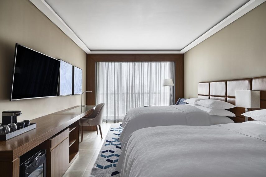 Nós dormimos em um hotel Sheraton da rede Marriott – o primeiro 5 estrelas de Santos, inaugurado em 2019 no litoral de São Paulo – e pagamos por todas as diárias para contar sem nenhum rabo preso se vale a pena ficar em um hotel 5 estrelas