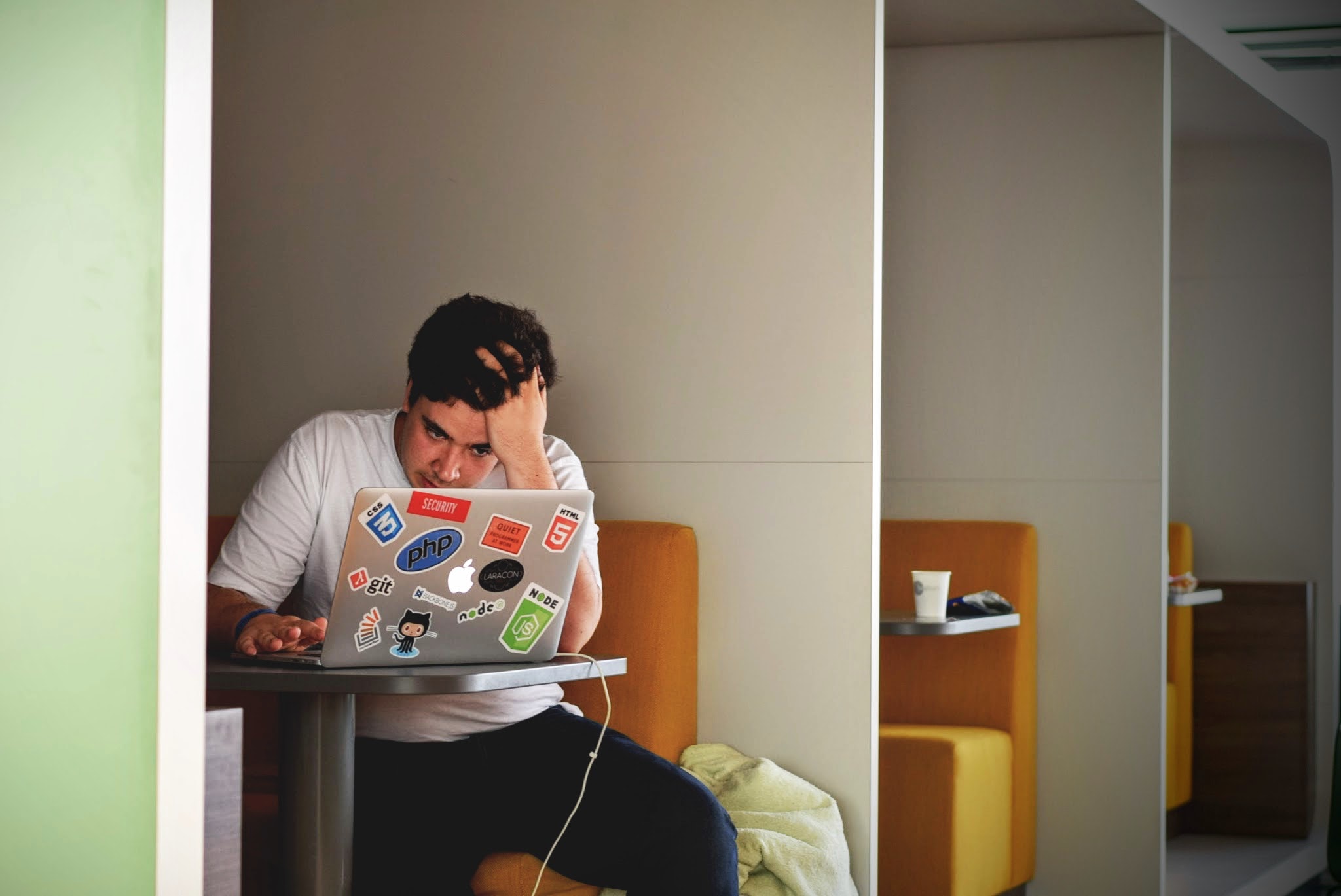 Homens são mais emotivos no trabalho do que mulheres, diz estudo