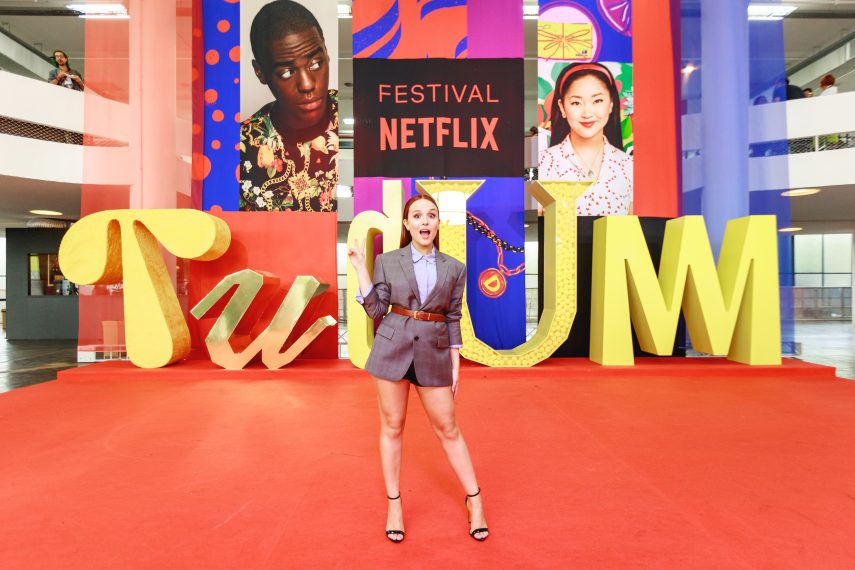 Atriz prestigiou o evento da Netflix, em São Paulo, para divulgar seu novo filme 'Modo Avião'
