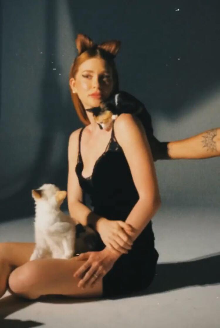 Marina Ruy Barbosa posa com gatos em nova campanha de Luisa Mell