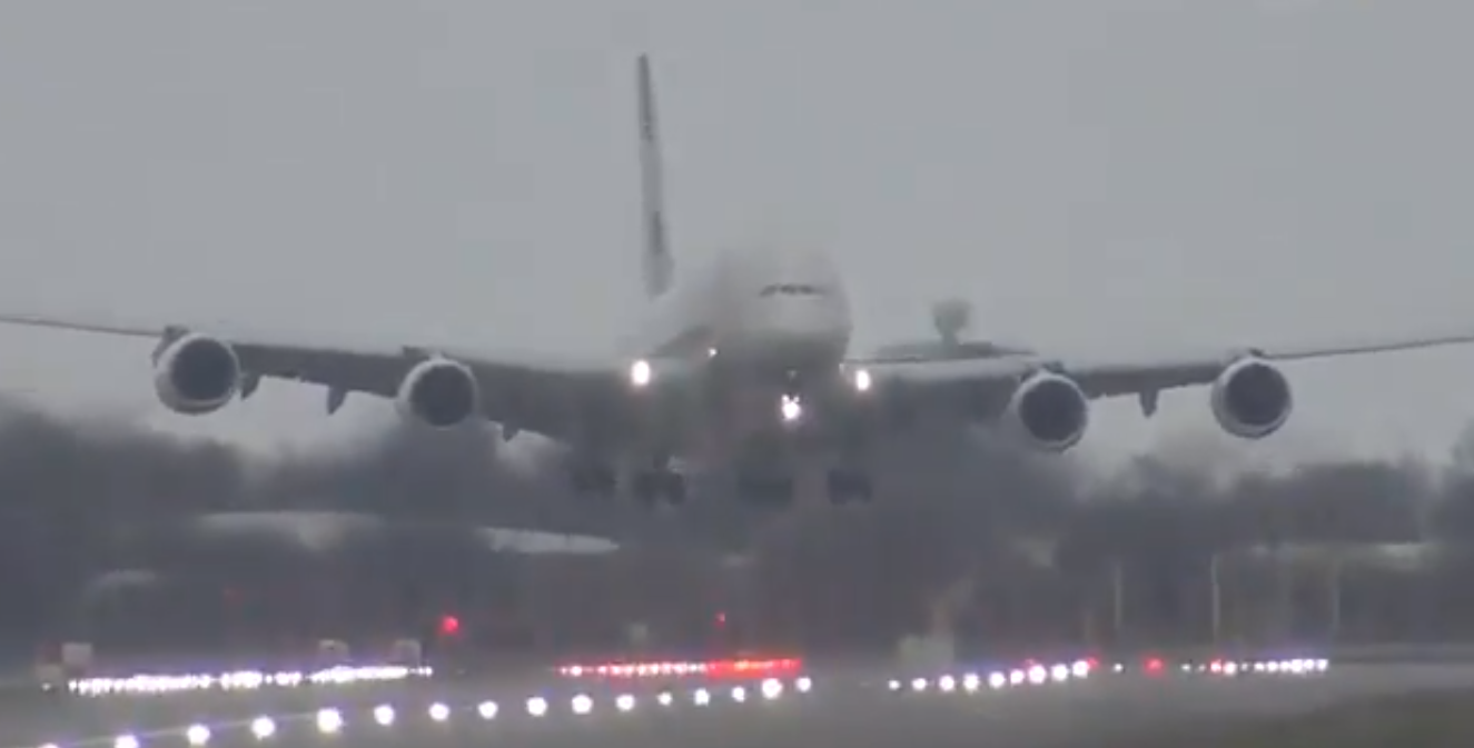 Ufa! Piloto faz pouso incrível com Airbus durante tempestade em Londres; assista