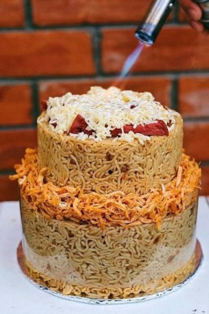 Confeitaria na Indonésia faz sucesso com bolos feitos de macarrão instantâneo
