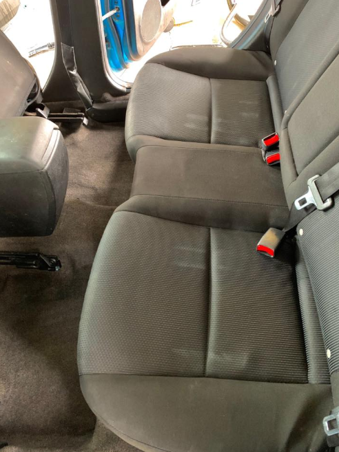 Empresa leva 7 horas para limpar carro e surpreende com antes e depois