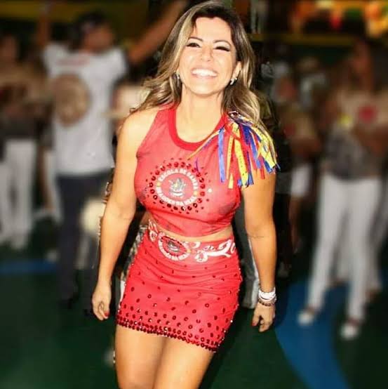 Ex-panicat revela que irá desfilar em São Paulo com 10 kg a mais