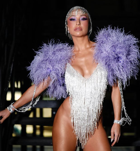 Sabrina Sato aparece loira ao estrear no carnaval de rua de São Paulo