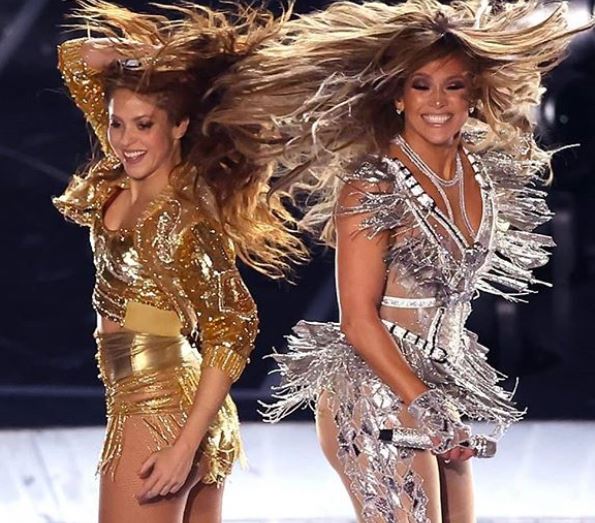 Shakira e Jennifer Lopez fazem festa latina em show do intervalo