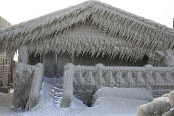 Casas se assemelham a iglus em Nova York após nevasca