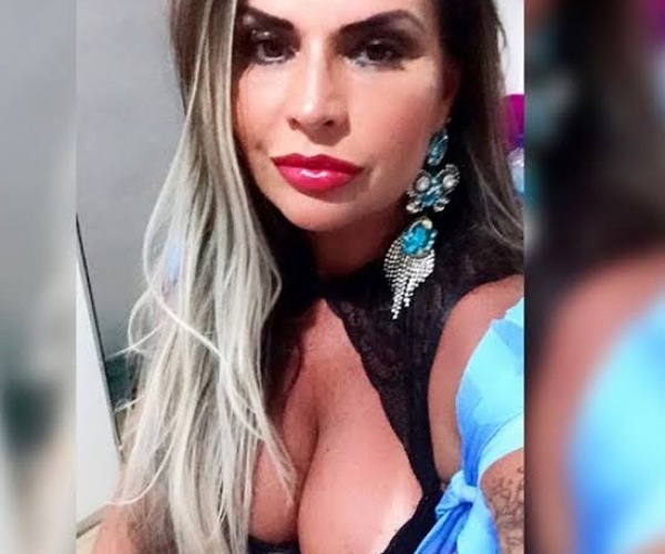 Sem praia, musa da banheira do Gugu se bronzeia de biquíni na varanda