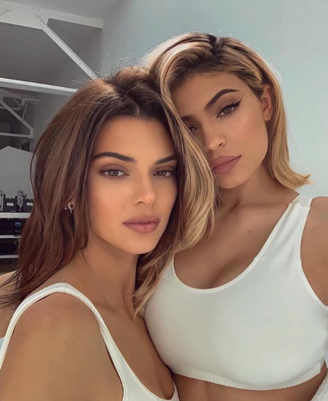 Kylie Jenner posta selfie com Kendall, que rouba a cena com resposta hilária