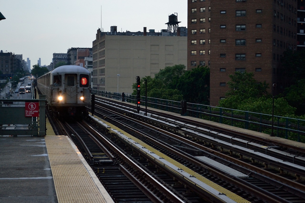 No metrô de NYC, homem se pendura do lado de fora de trem em movimento