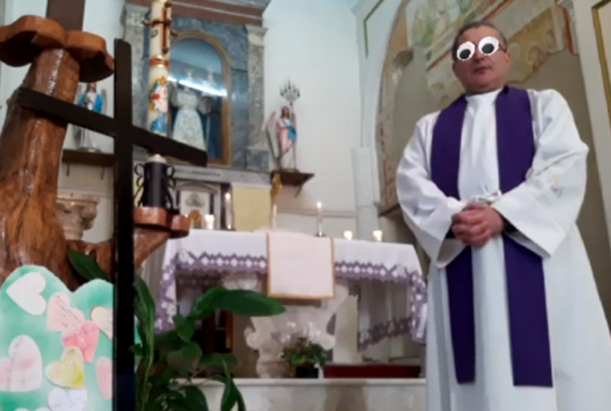 Padre italiano transmite missa ao vivo no Facebook com filtros ligados