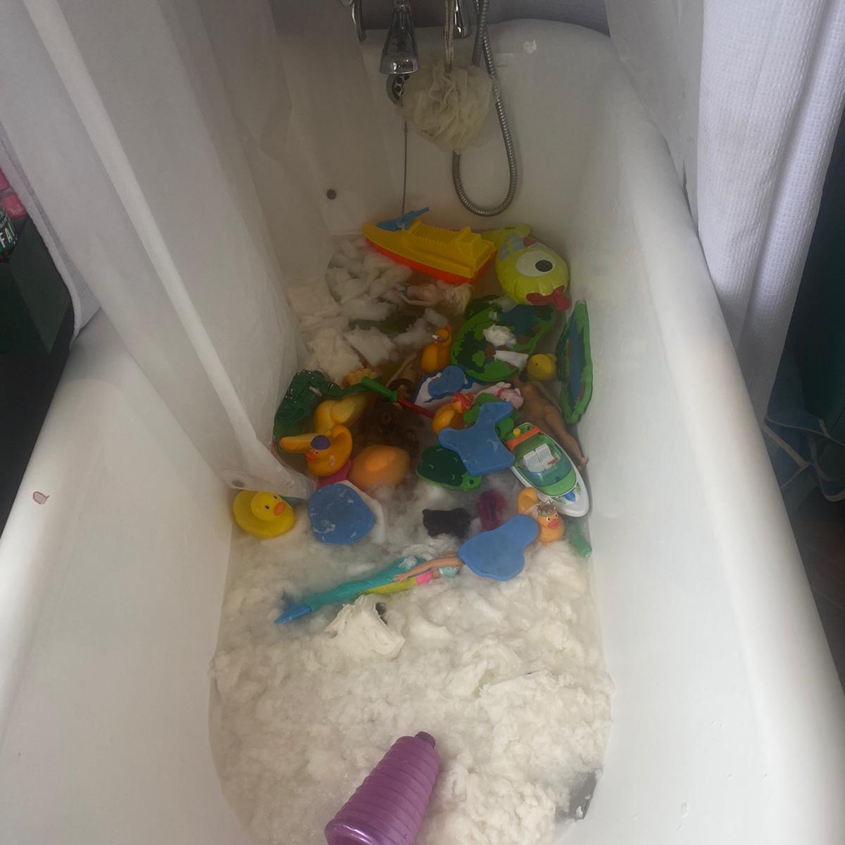 Mãe estoca papel higiênico, mas filhos jogam tudo na banheira