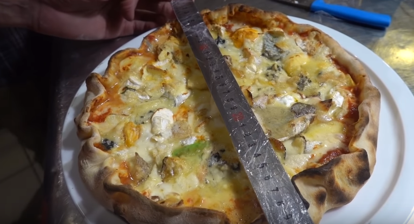 O restaurante francês Déliss' Pizza tenta quebrar o recorde mundial de pizza com a maior variedade de queijos ao criar uma receita com 257 tipos de queijo