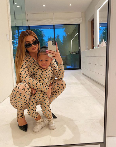 Os looks combinados de Kylie Jenner e Stormi estão 'matando' os fãs de fofura