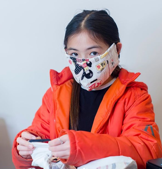Estilista de 12 anos está fabricando máscaras para os profissionais de saúde que atuam na linha de frente no combate ao coronavírus. Apesar de nova, Ashlyn já exibiu seus trabalhos na Semana de Moda de Nova York