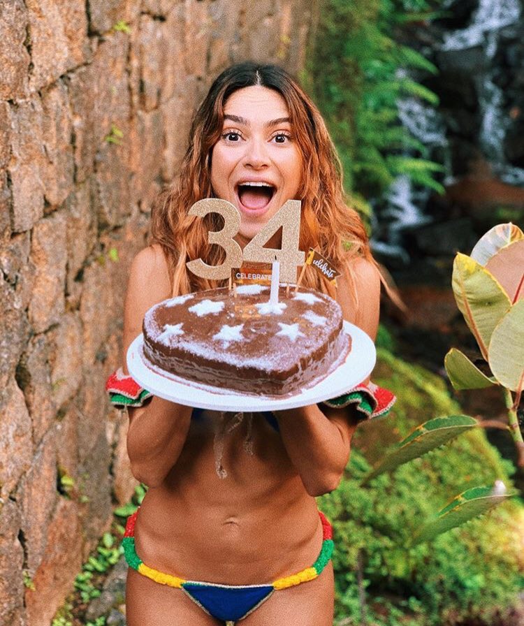 Thaila Ayala faz 34 anos e abre álbum de fotos de 'aniversário especial'