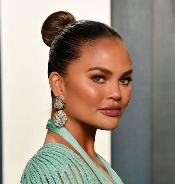 Chrissy Teigen tem melhores respostas para trolls que criticaram seu corpo