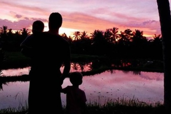 Família passa quarentena em cenário paradisíaco na Indonésia