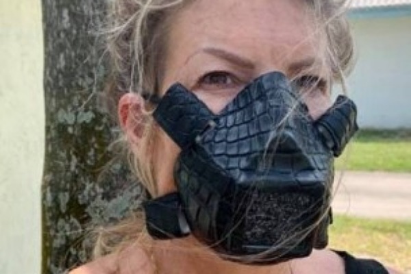 Empresa aposta na moda das máscaras de pele de cobra e jacaré