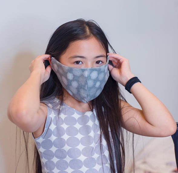 Estilista de 12 anos produz máscaras para profissionais de saúde