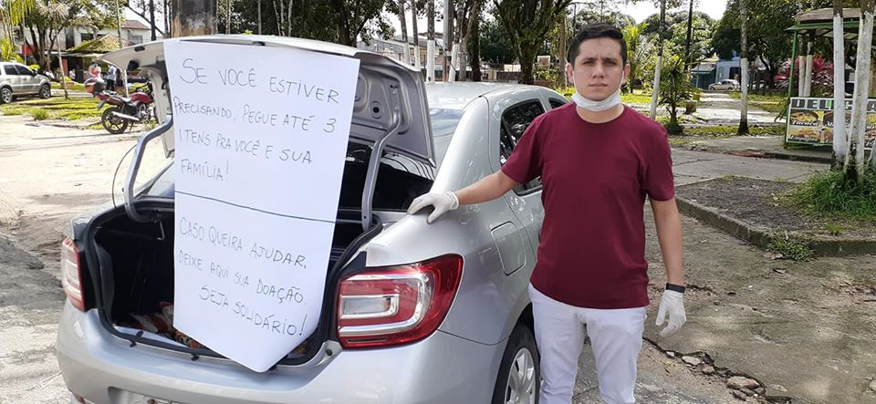 Jovem enche o porta-malas e oferece alimentos a quem precisa no Pará