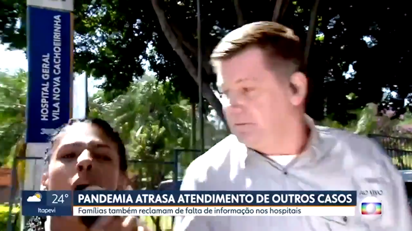 Mulher rouba microfone de repórter ao vivo, ataca Globo e grita "Bolsonaro tem razão"