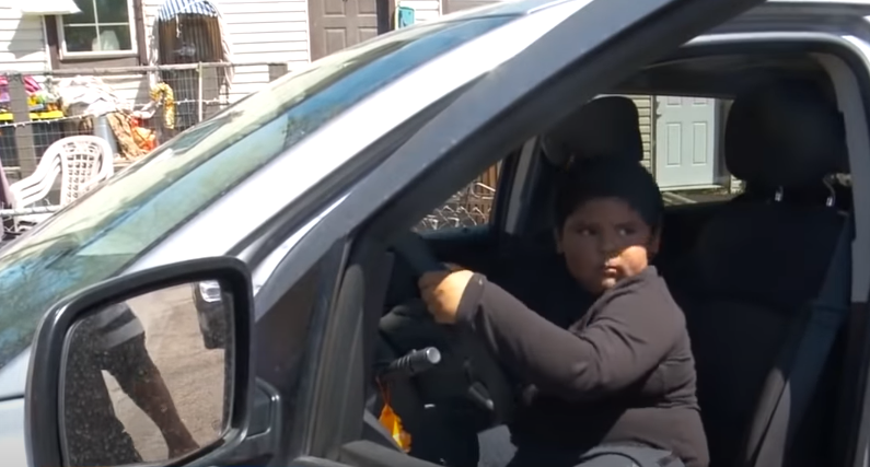 Menino de 5 anos que tentou comprar Lamborghini ganha carona inesquecível