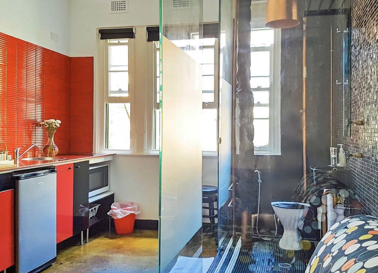 Apartamento em Sydney deixa internautas confusos ao unir banheiro e cozinha